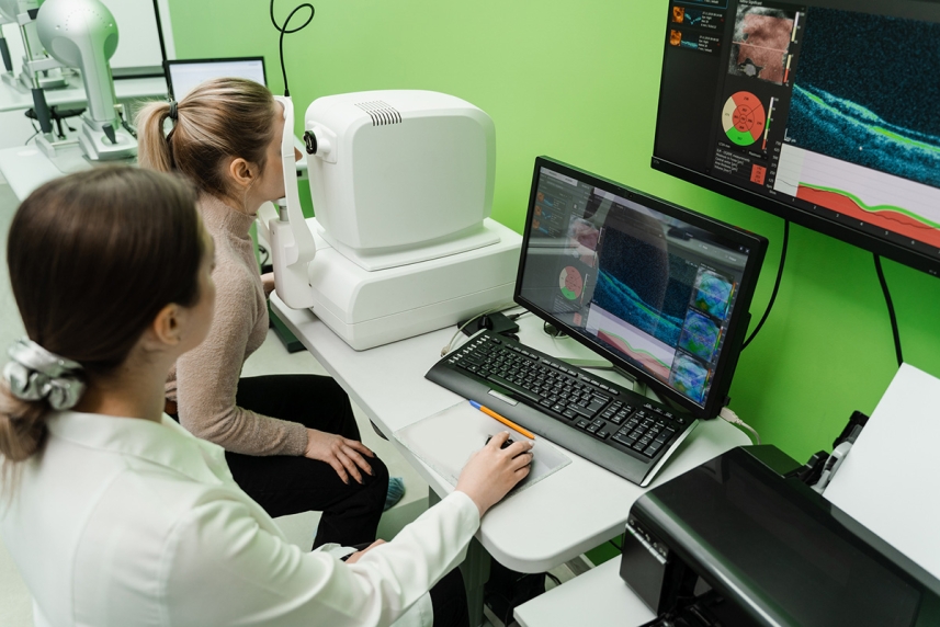 An eye doctor using technology to detect and treat AMD in a patient 