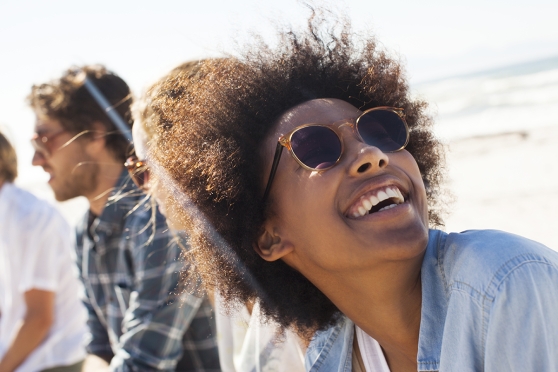 People with sunglasses smiling 