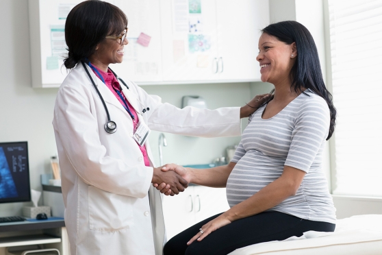 A pregnant woman consulting her eye doctor about gestational diabetes 